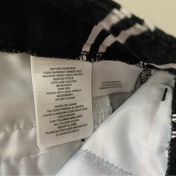 Anne Klein Black and Ivory Stripped Shorts size 4 - Picture 4 of 4